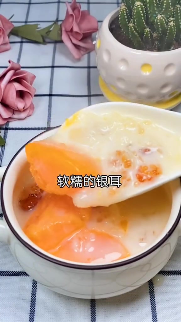 一碗等于三十张面膜的桃胶炖奶,搭配糖心的木瓜,简直不要皮肤太好,必须安排上!我有百变姿态
