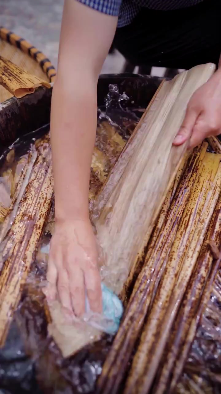 黄粑用笋壳这样包的才香!你们那里黄粑喜欢用什么叶子包呢