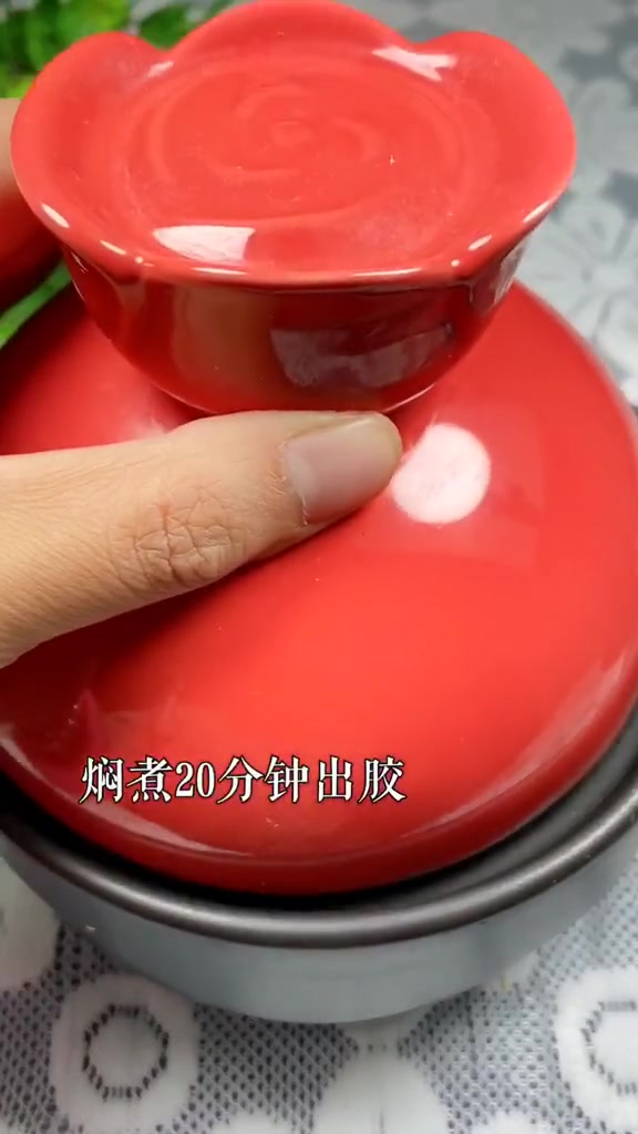 冬季寒冷干燥,银耳金桔雪梨汤煮给家人喝好处多,滋yin润燥,你也试试吧!