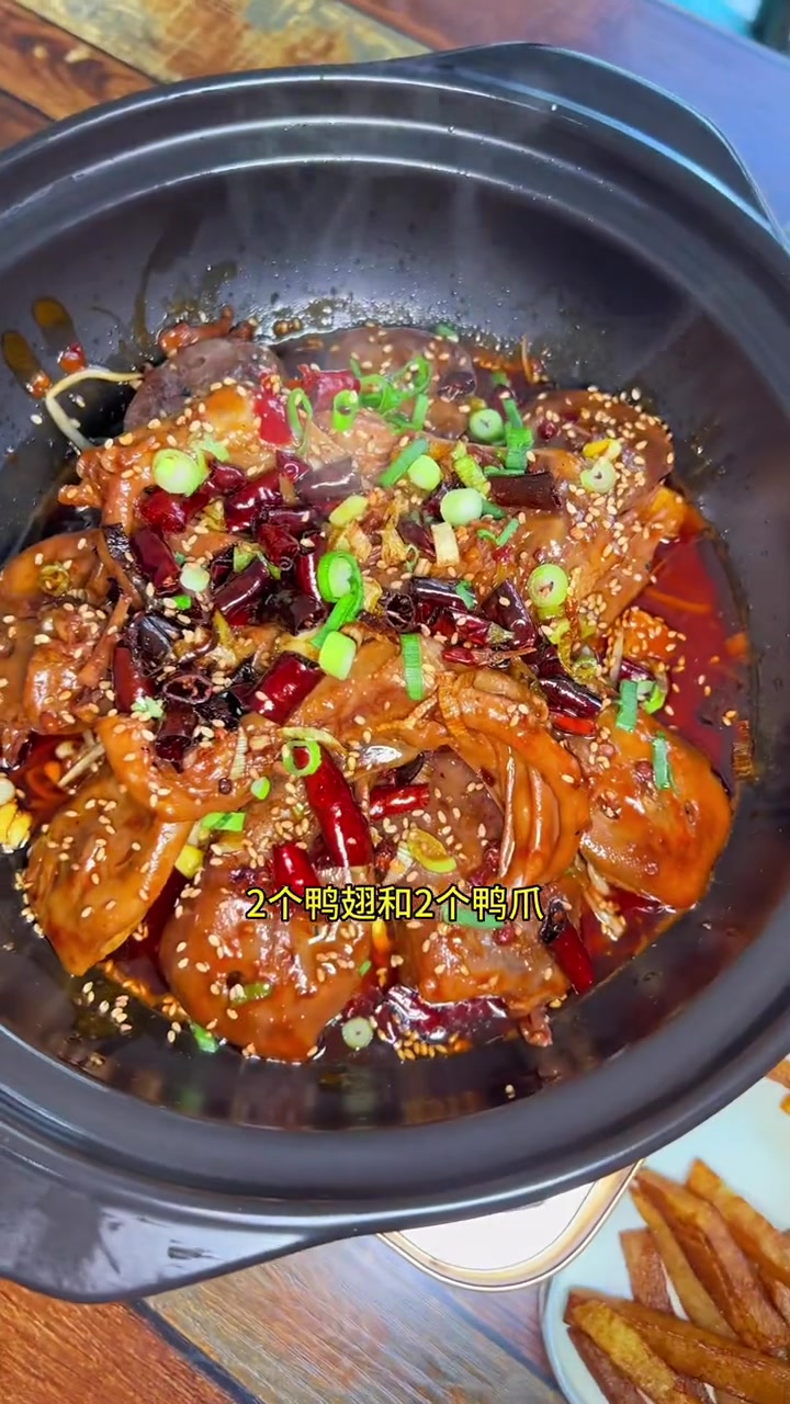 长春新开的宝藏鸭货店,石锅鸭头特别好吃,软烂入味,香辣可口,附近真的可以尝尝!吃喝玩乐在长