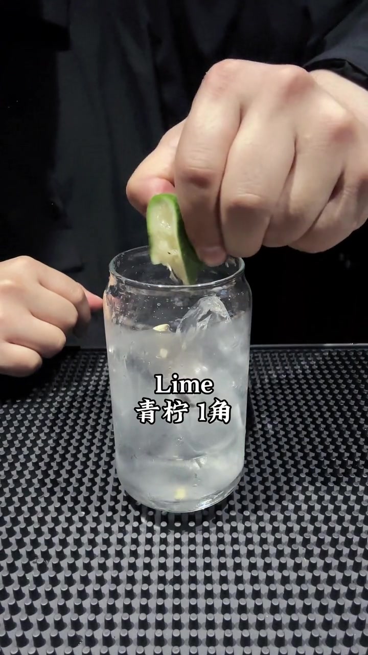 换个颜色的 自由古巴,制作过程非常简单 蓝色鸡尾酒 +小助手