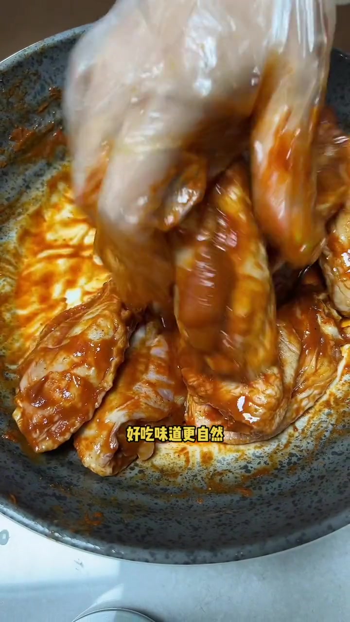 用这个无添加的 儿童奥尔良腌料 在家给孩子做奥尔良鸡翅 好吃又放心 配料干净味道正宗