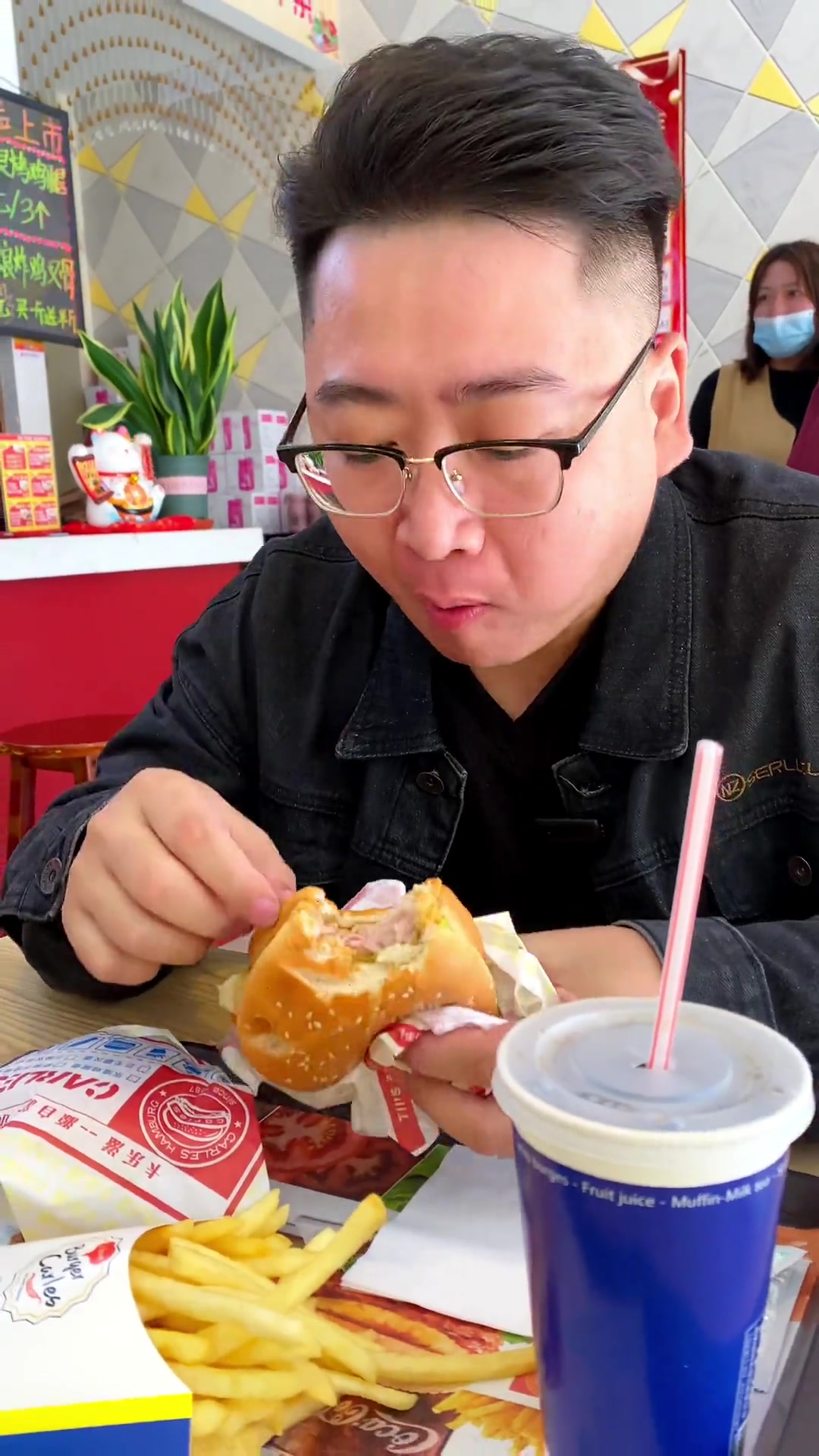 寻味街边小吃,卡乐滋汉堡炸鸡新品套餐,四件套只要14.9 附近美食 汉堡炸鸡 大人小孩都爱