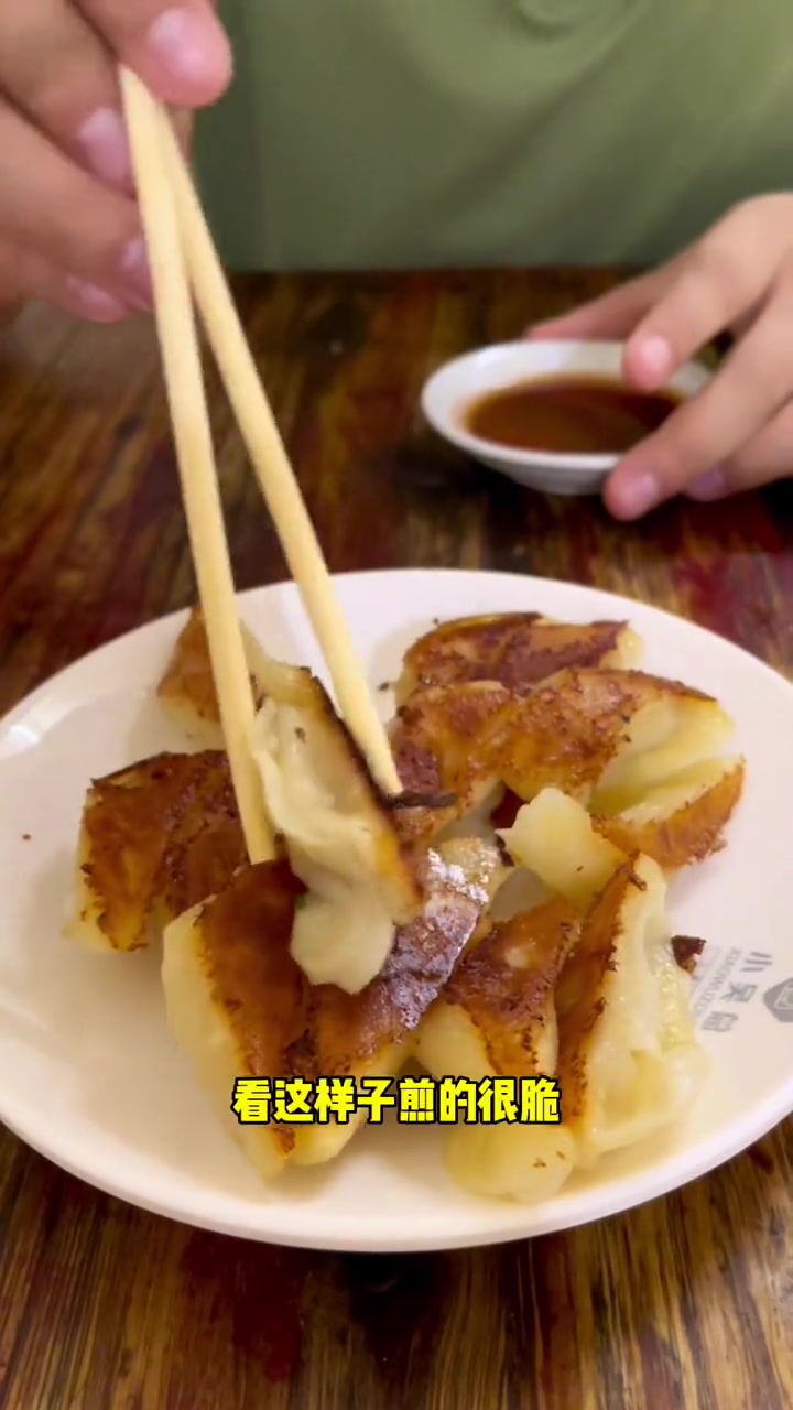 这家煎饺你们吃过吗?很不错哦开了很多年,跟着滴哥走带你吃遍景德镇美食 煎饺 地方特色小吃 