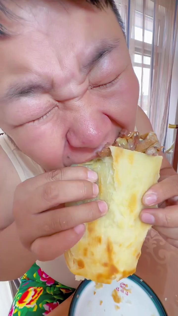 大饼卷驴肉,咋吃都不够,来跟大弟一起吃驴头宴吧!
