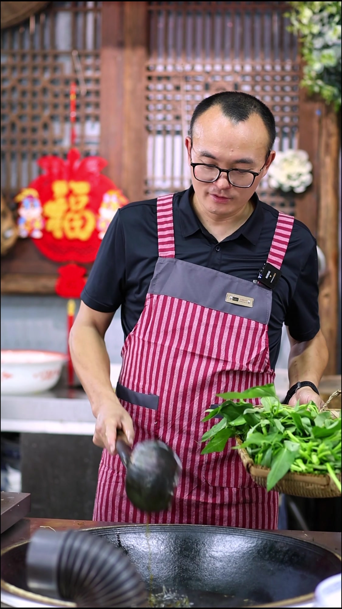 很多人拌出来的藤藤菜不好吃,而且还发黑,你看我这个