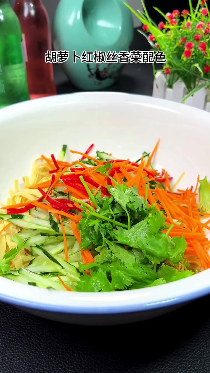 炎热的夏天不想吃饭,那就试试这个小凉菜,酸辣开胃还简单 美食 美食教程 小凉菜