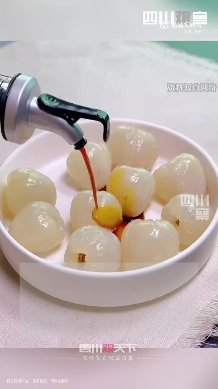 「真的假的?荔枝蘸酱油三文鱼平替」近日,荔枝蘸酱油的吃法在网络上流行起来,网传此吃法有三文