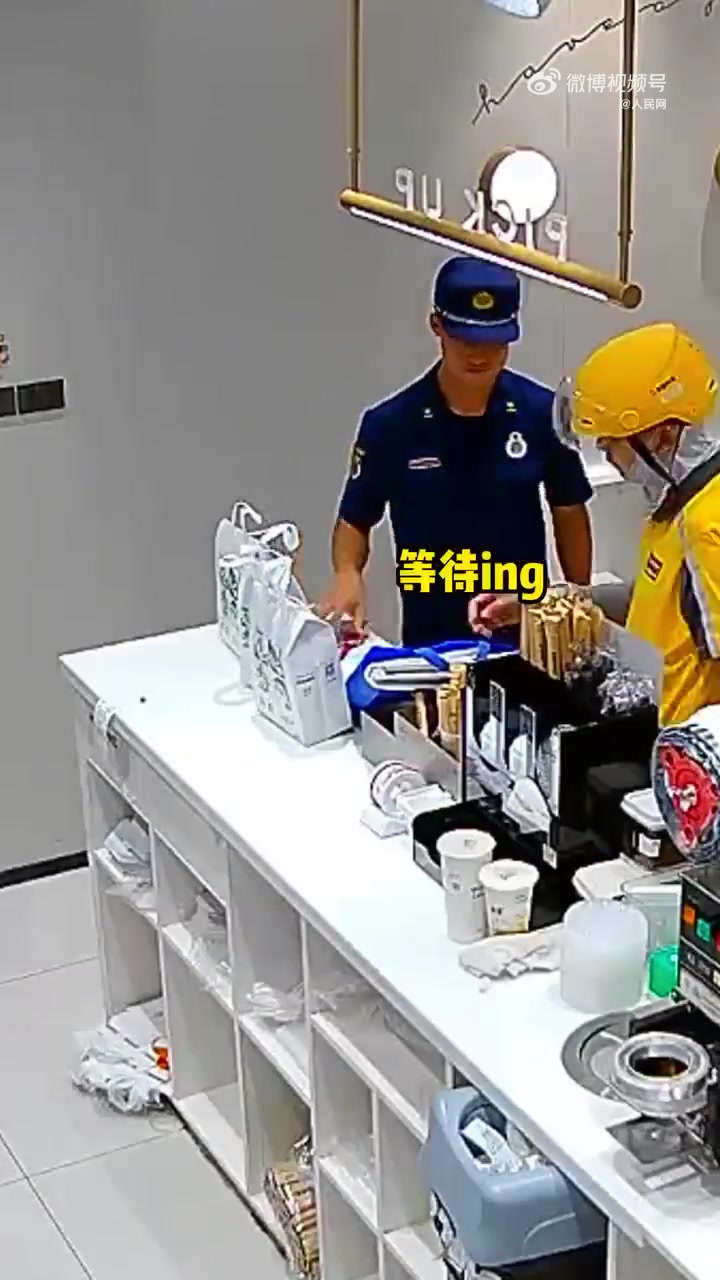 「消防员在奶茶店顺手做奶茶」近日,湖南消防 到奶茶店送消防宣传杯托。店员去洗手间时,一位顾