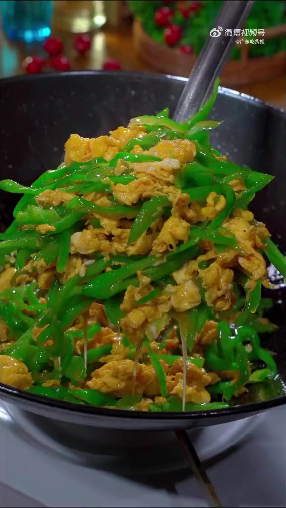 美食 青椒炒鸡蛋怎样做才好吃?牢记这2步,鸡蛋滑嫩,青椒爽口,一顿多吃两碗饭!为什么炒鸡蛋