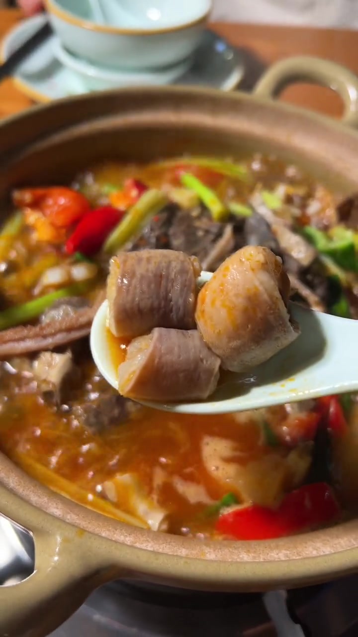 夏湾港二路这家鸡香如意牛杂煲,味道大赞,二人餐很合适。同城美食 附近美食 牛杂火锅店推荐