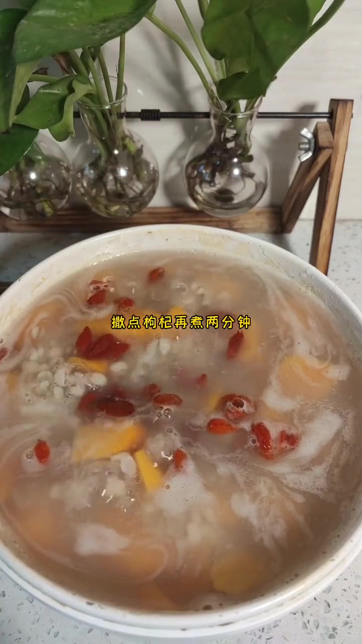 夏天来啦,今天做了一道红薯薏米甜汤,口感清甜,还可以健脾祛湿 健脾养胃 红薯薏米糖水 糖水