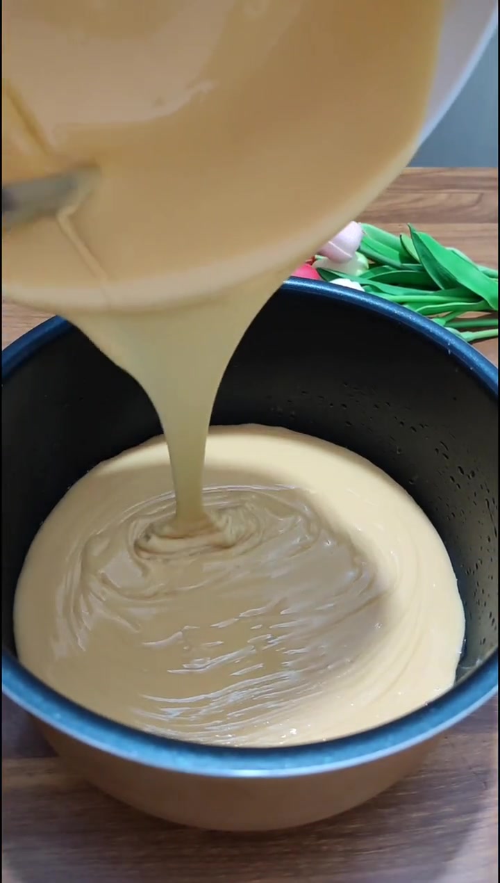 家庭版蛋糕做了很多种,电饭煲是最简单易做得一种,新手小白想在家做蛋糕,就做这种,零失败一次