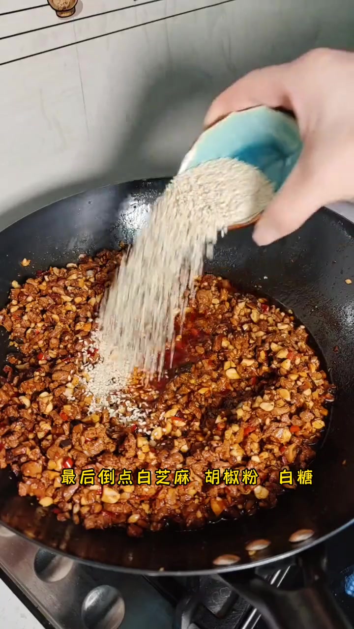 上次做的花生酱已经吃完了,今天又做了一些牛肉酱,自己做的料足,满满的牛肉粒,用来拌面拌饭真