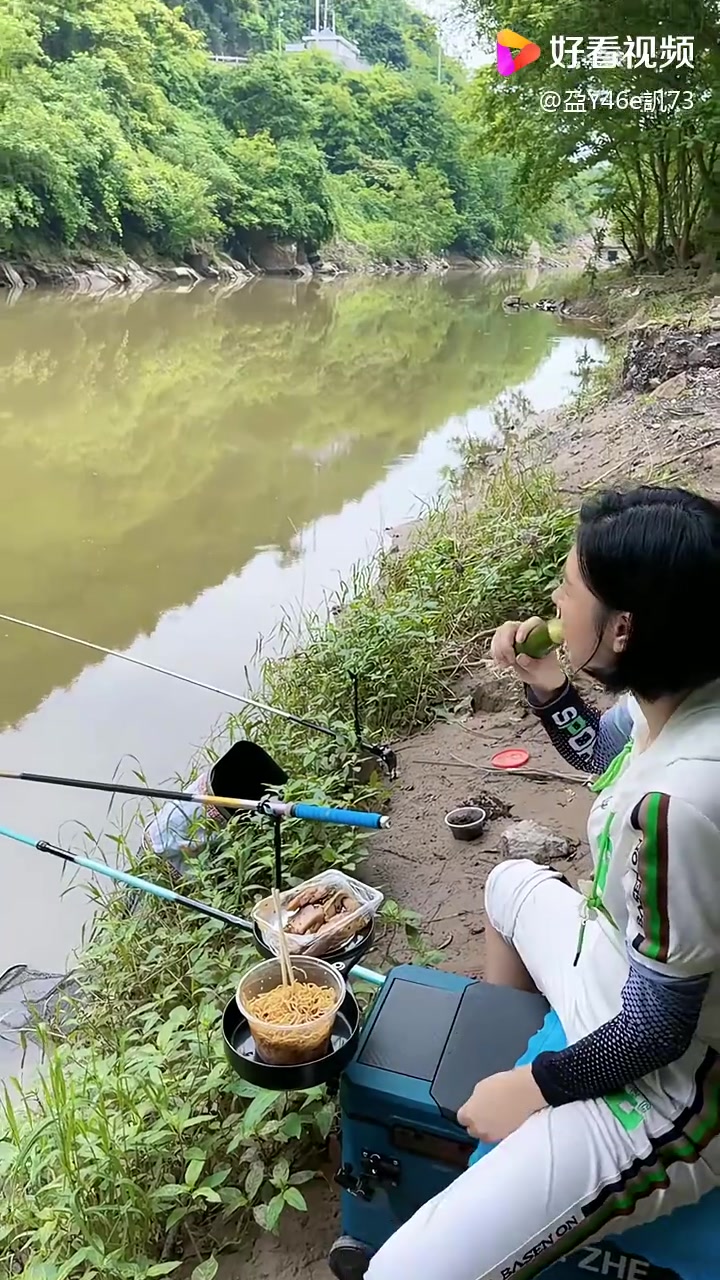 贝贝鱼停口了抓紧吃饭