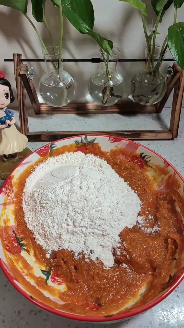 今天用南瓜蒸了两种不同花型的馒头 在家做美食 简单方便 简单的手工面食做法 花样面点