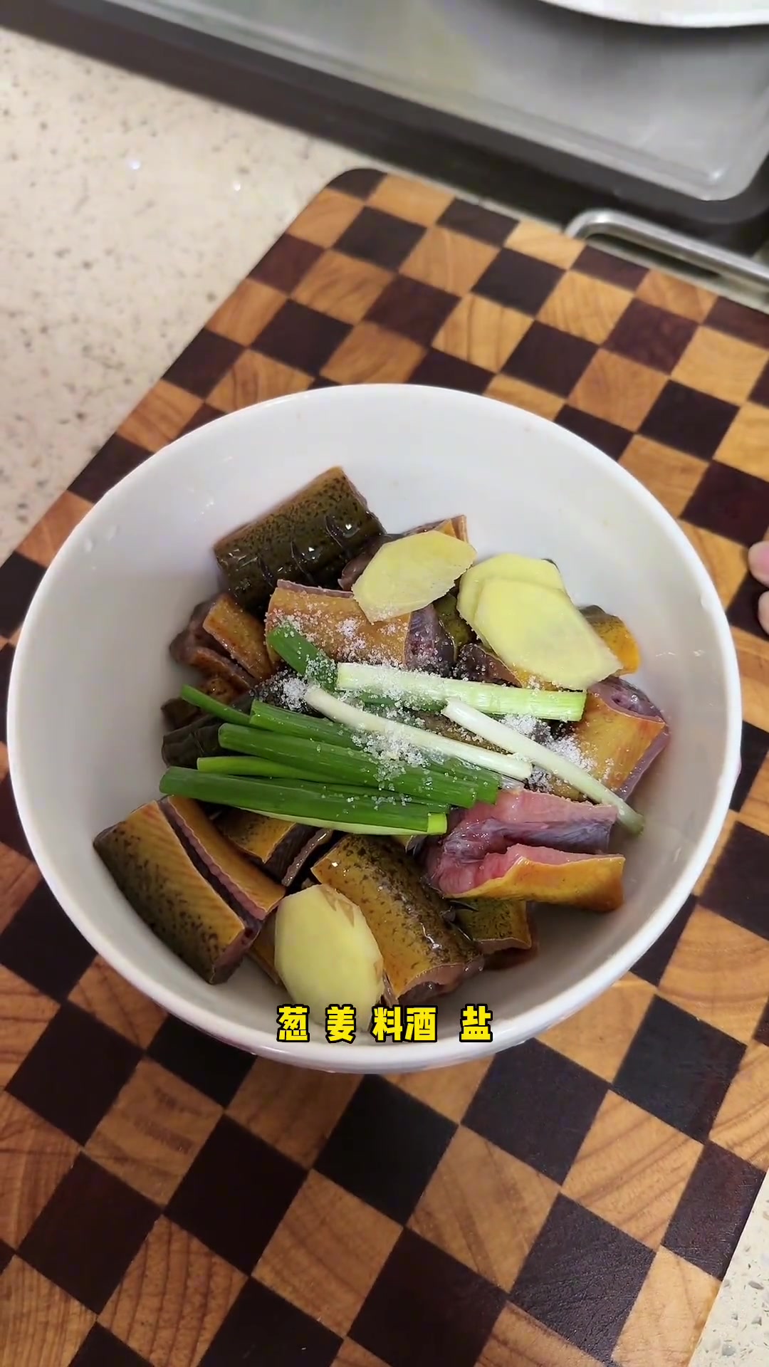 咸肉烧黄鳝 鲜得不得了 黄鳝的家常做法