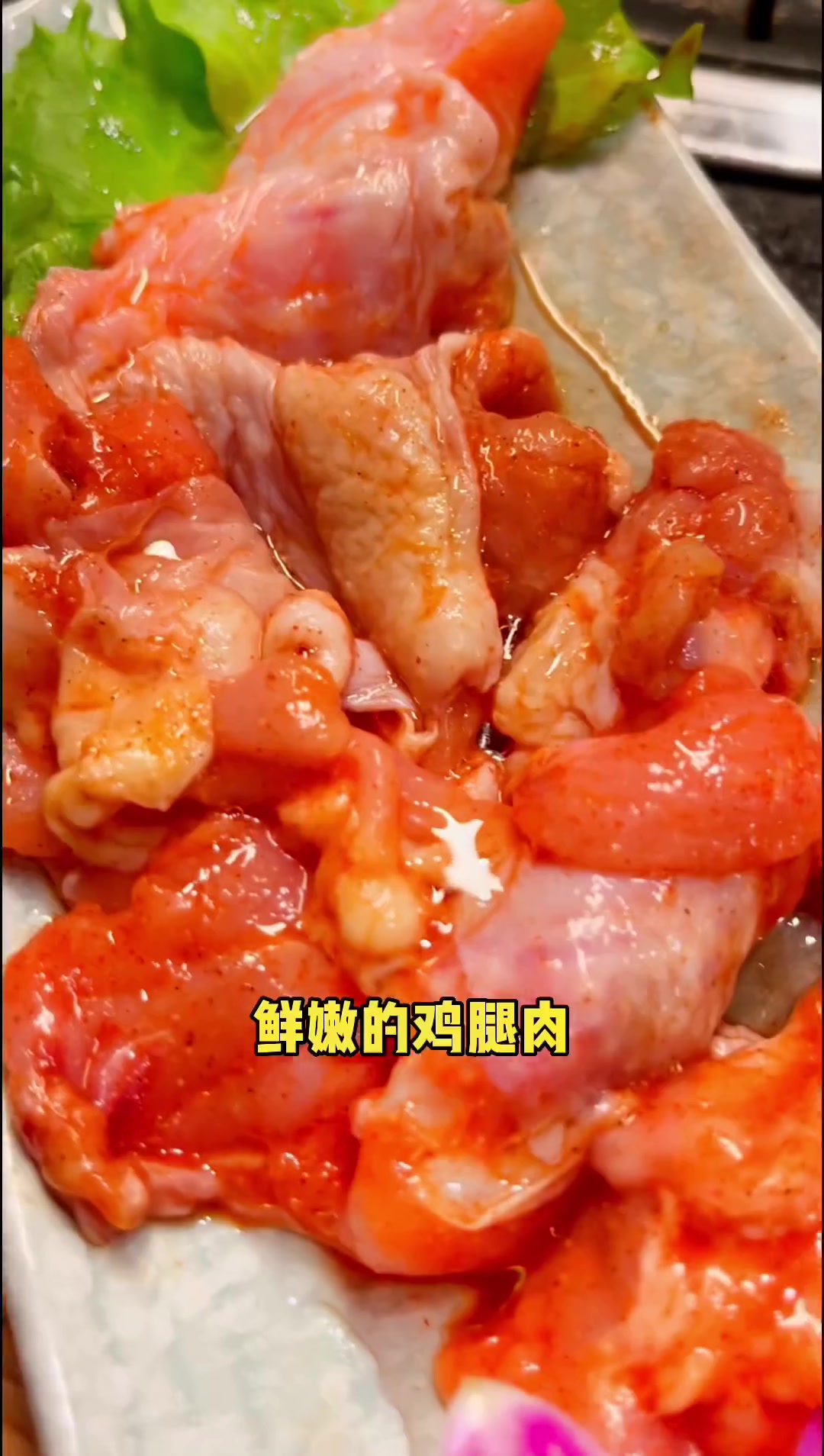 老板秘制的黑椒牛柳烤肉搭配滋滋冒油的猪五花,好吃到舔手指,团购四人餐只要149,伊旗的兄弟