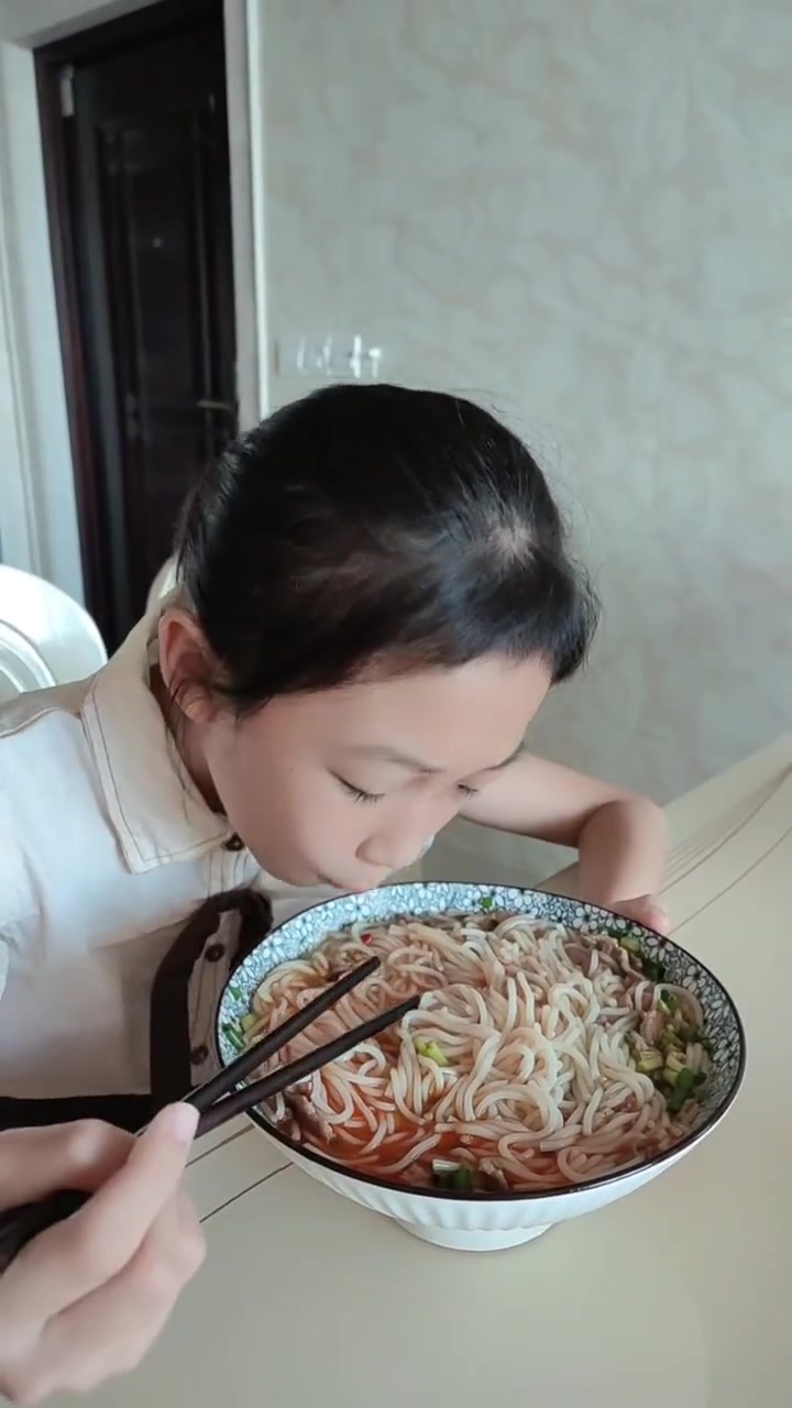 江西人都爱吃的米粉,每次出去吃早餐必点的汤米粉,今天在家做了一粉肉丝汤米粉,女儿说味道真不