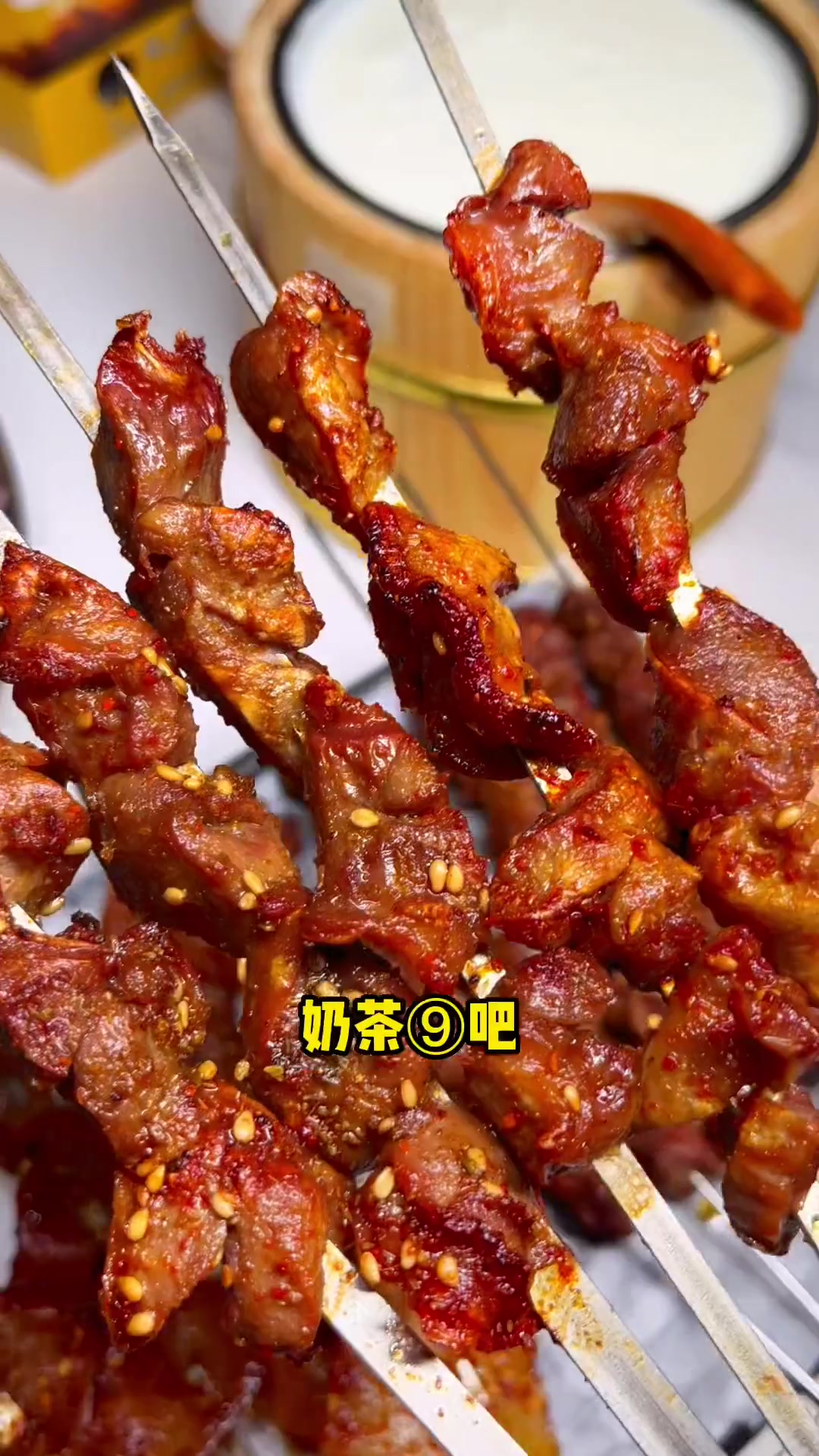 这家天黑才开门,天亮就关门的蒙古音乐烧烤奶茶吧,是集烧烤、酒吧为一体的夜生活聚集地,不用转