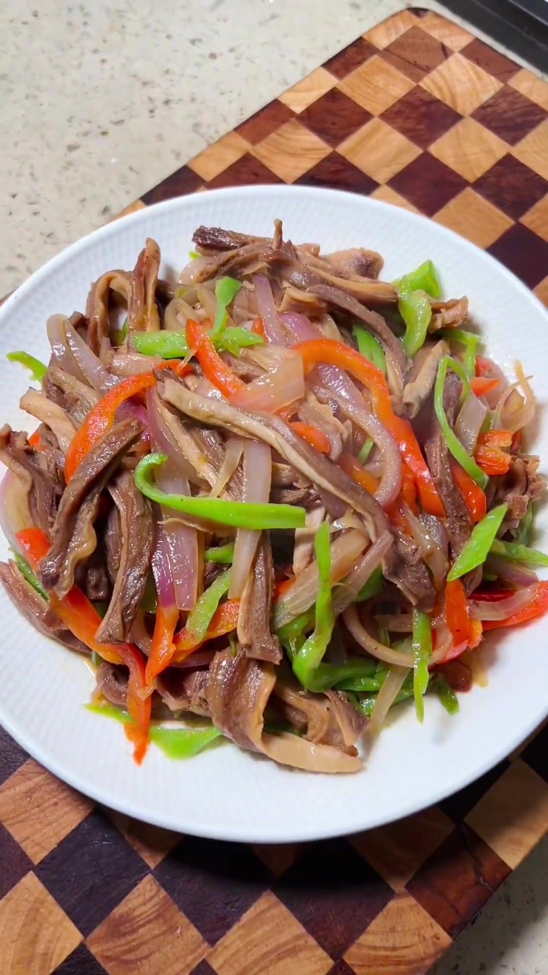 菜炒三丝,洋葱青红椒炒肚丝,有荤有素,又鲜又香 太好吃了