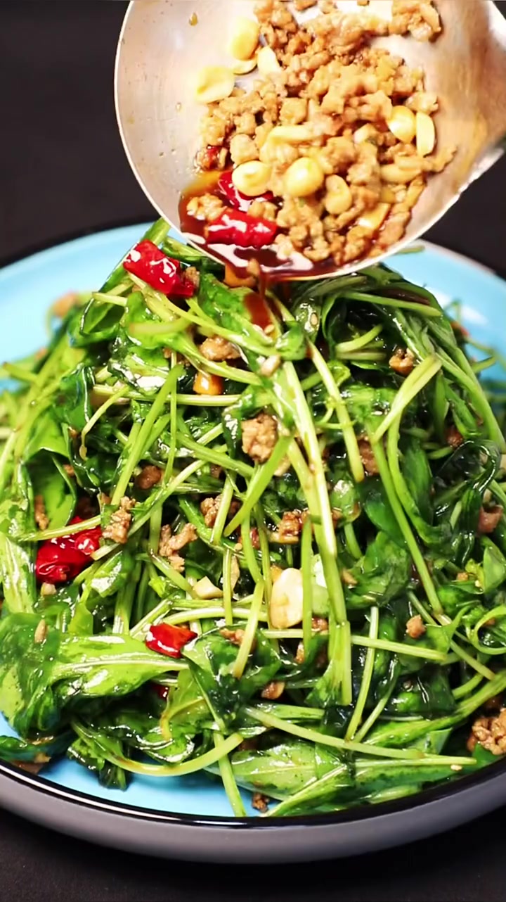 首发凉拌臭菜,这道菜以前我也蘸酱吃,凉菜着吃,我试做了很多遍,终于找到了适合的口味,真心好