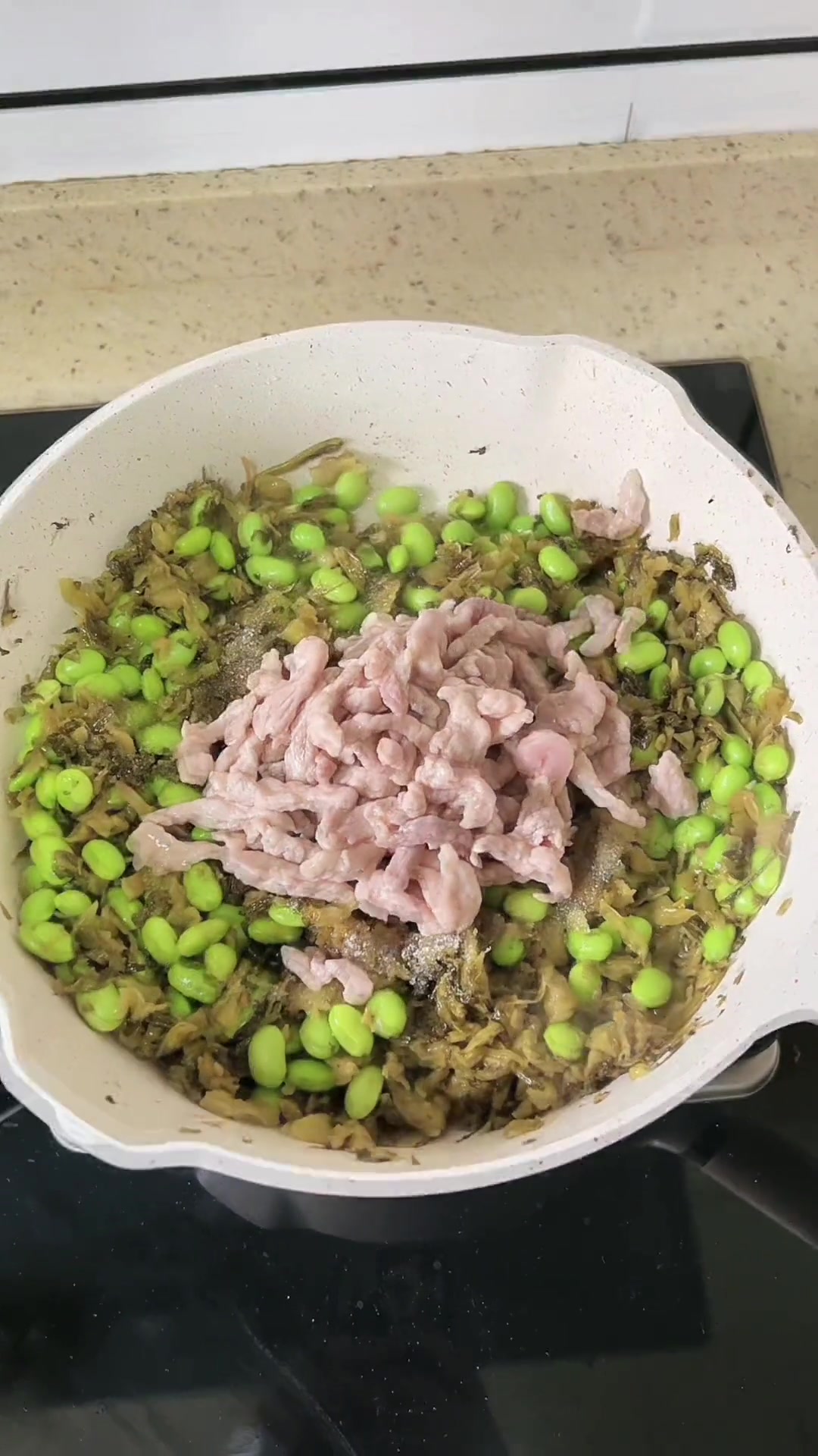 天热咸菜肉丝炒毛豆赞得不得了,咸菜腊黄毛豆碧绿,这菜一来,吃开水淘饭的念头又上来了 咸菜 