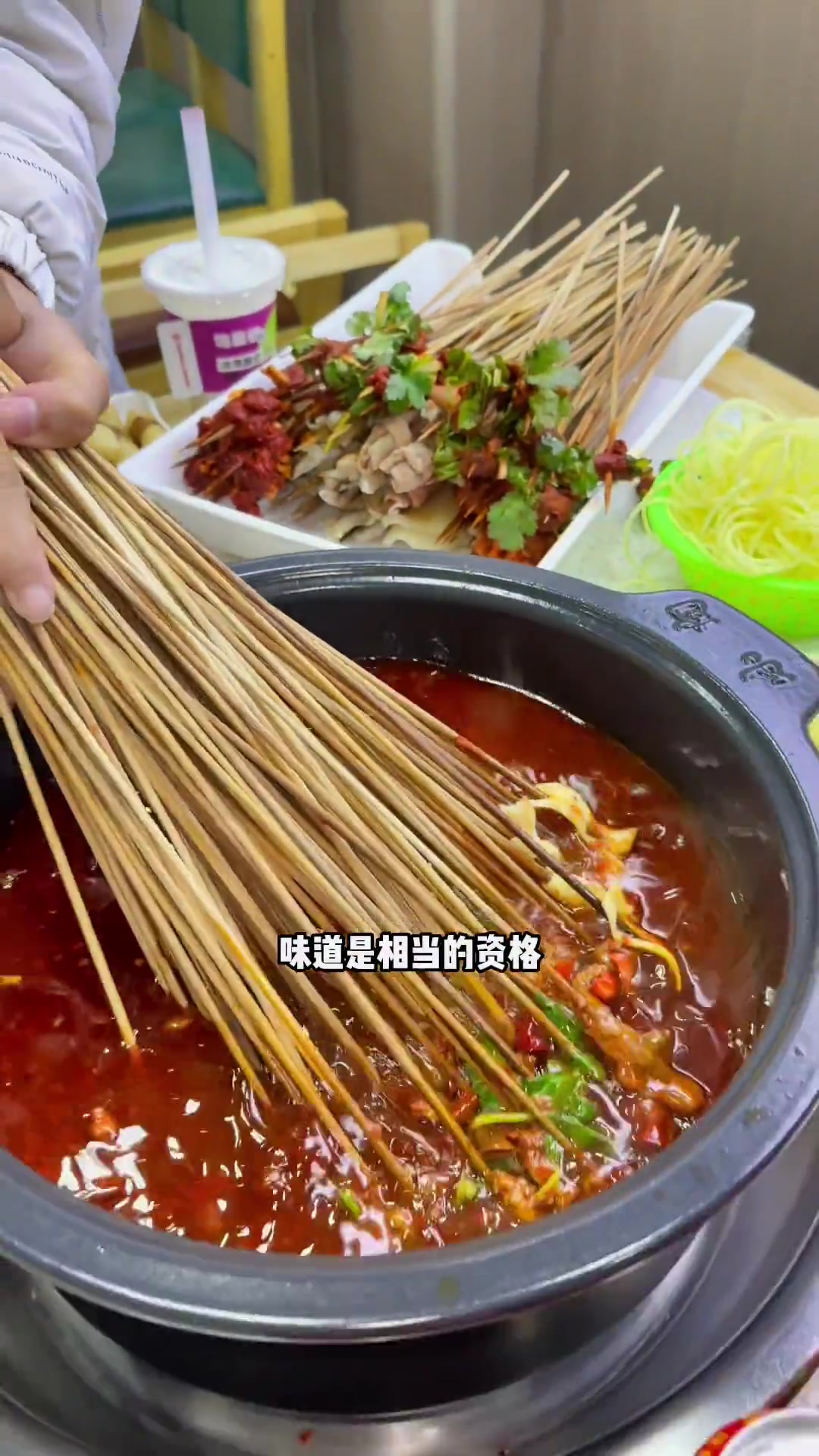 今年子第一顿麻辣烫就来小向安排了吧。火锅串串 同城好店推荐 川味串串香店铺推荐 撸串儿约起