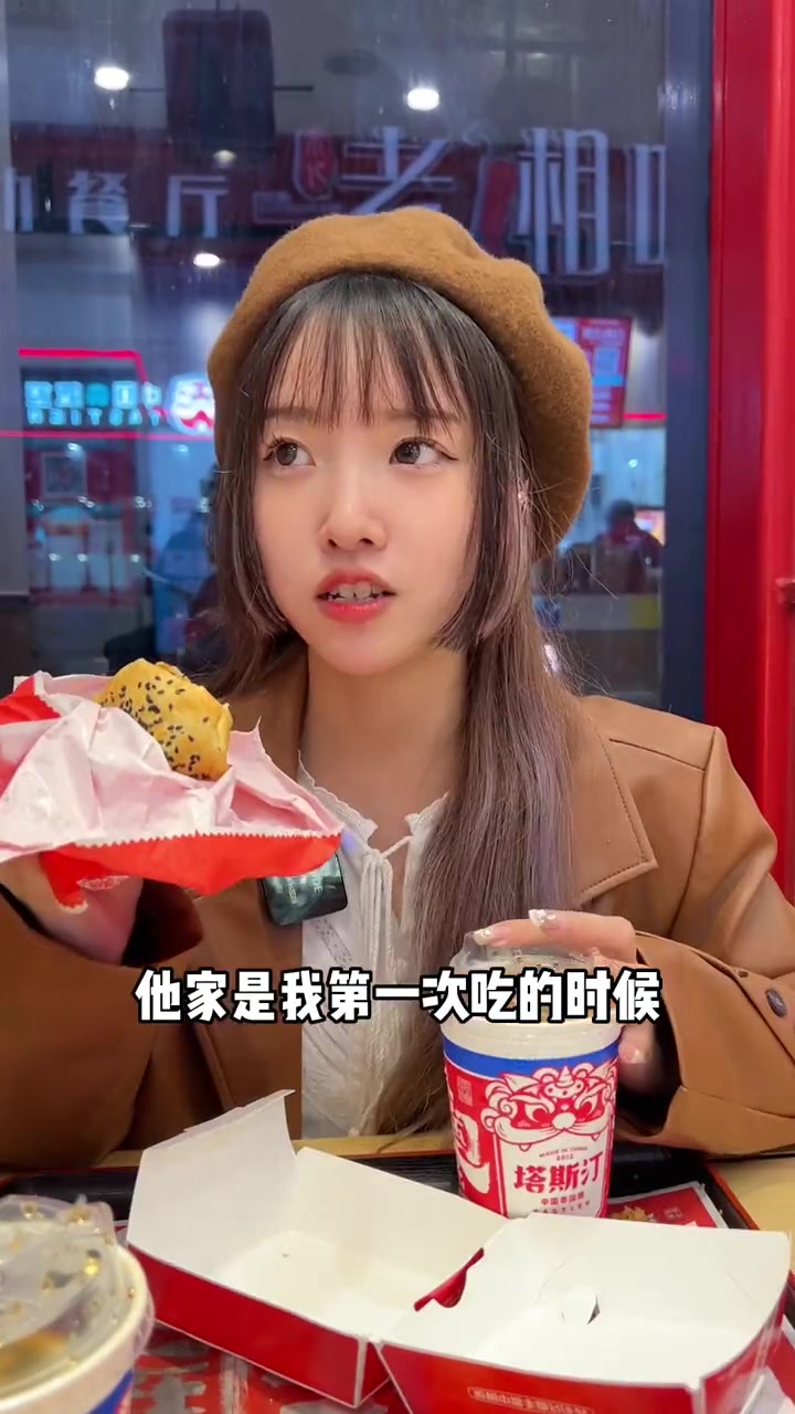 塔斯汀我的真爱汉堡!22.9有两个香辣鸡腿煲两杯柠乐!为五一假期准备512g的胃 五一吃堡