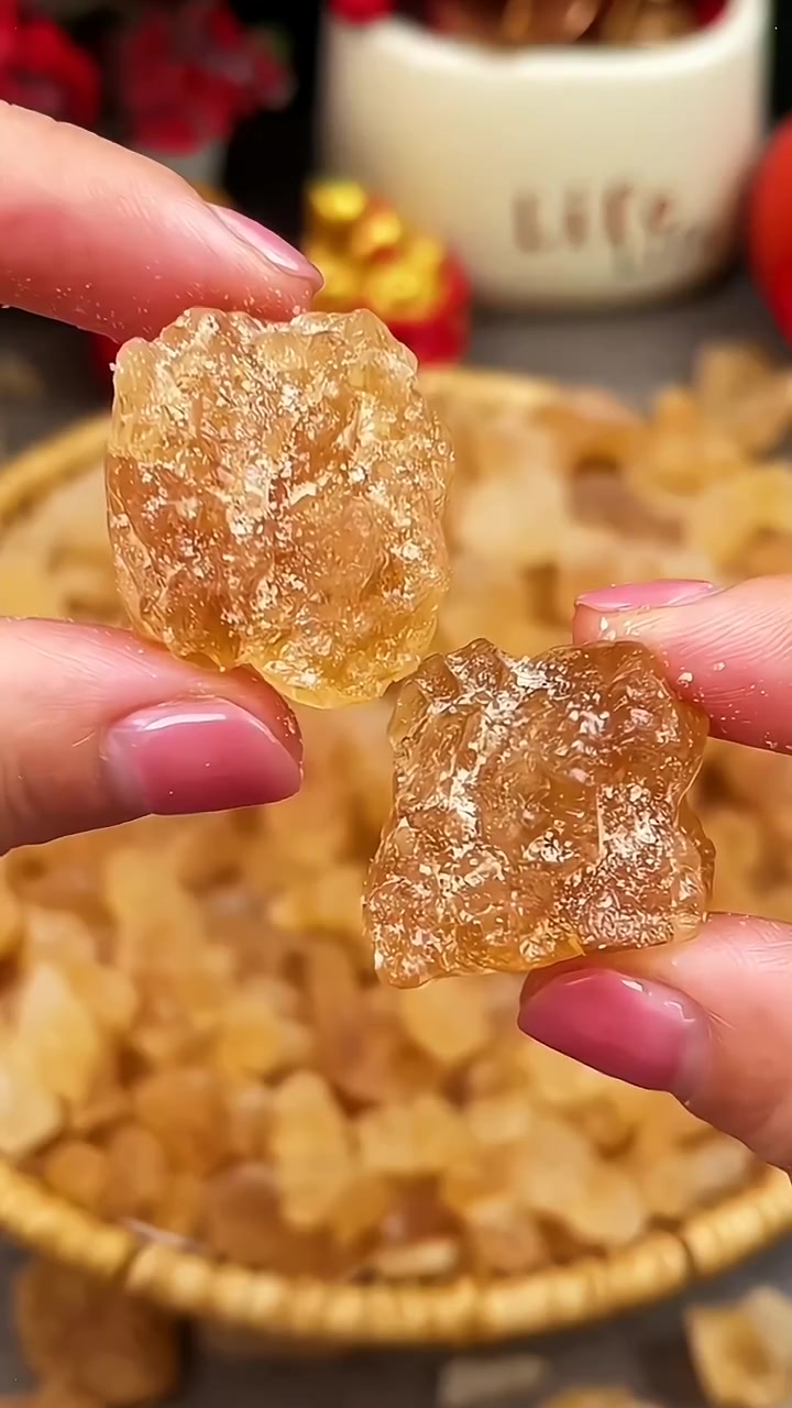 配料表只有甘蔗和水的黄冰糖,家里要囤一盒,泡水煲汤都能合适