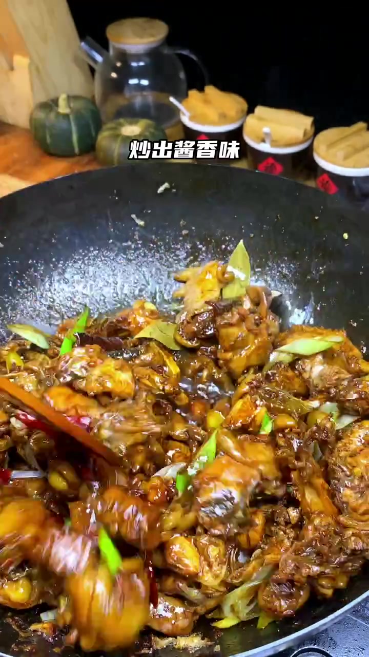 大盘辣子鸡,配点土豆,喜欢面条的加点面条