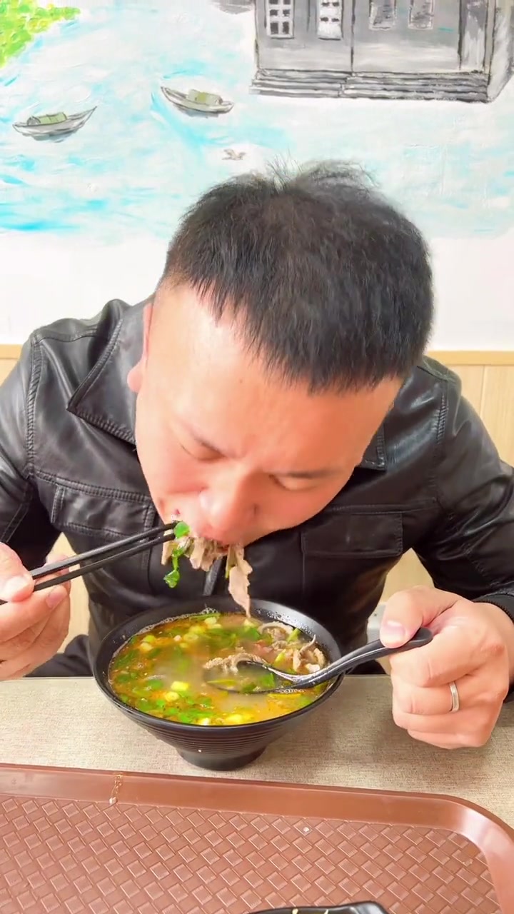 锦山秀城南门对面 石头羊肉冲汤 29.9双人餐两中碗羊杂汤两个烤饼一份小菜 好味道 天儿冷