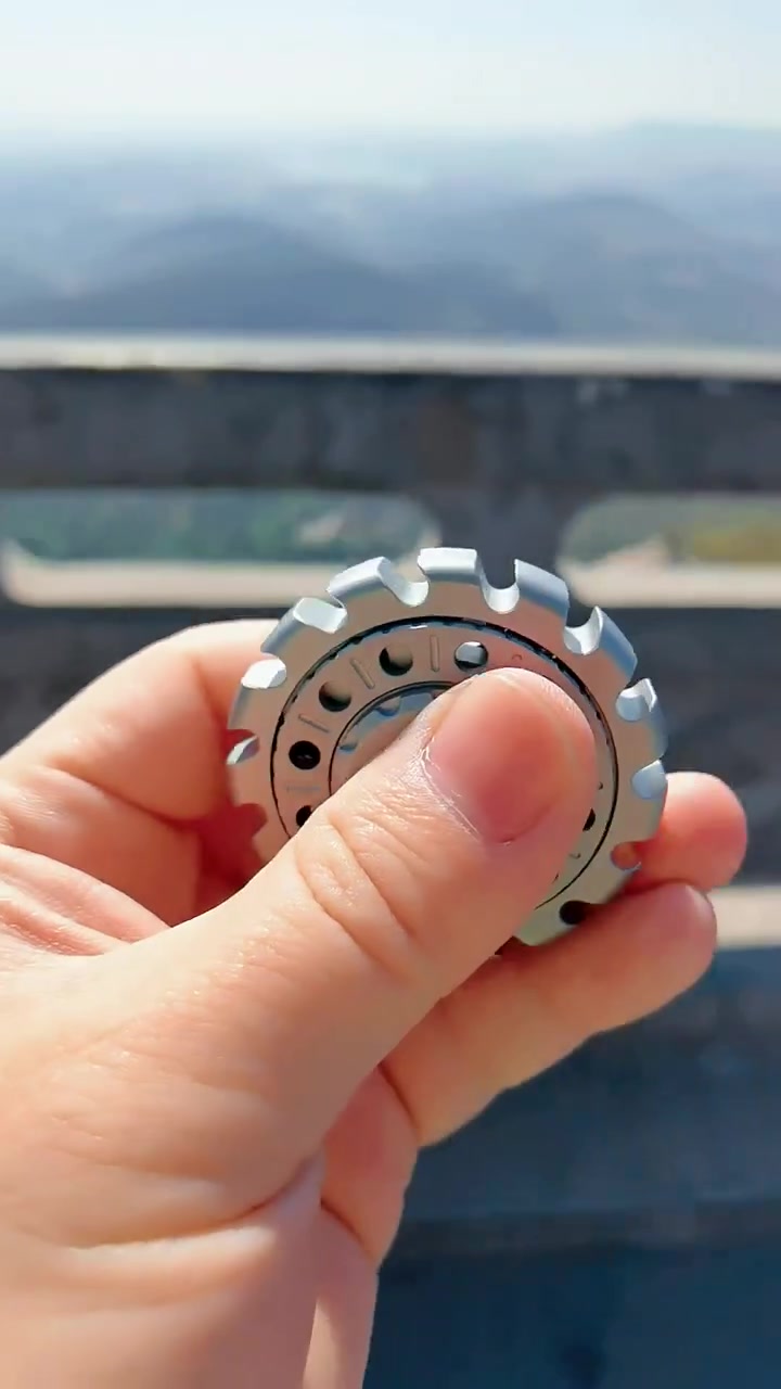 精工智造「鬼齿2.0」齿轮风格的指尖陀螺有独特的光影效果,内圈外齿相反旋转间视觉超震撼,工