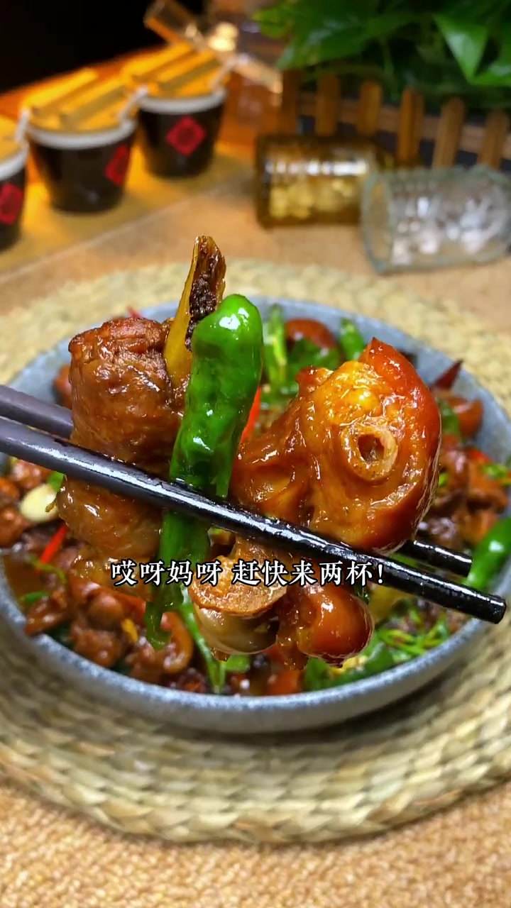公鸡炖猪蹄,美味解馋又大补,你也来试试吧