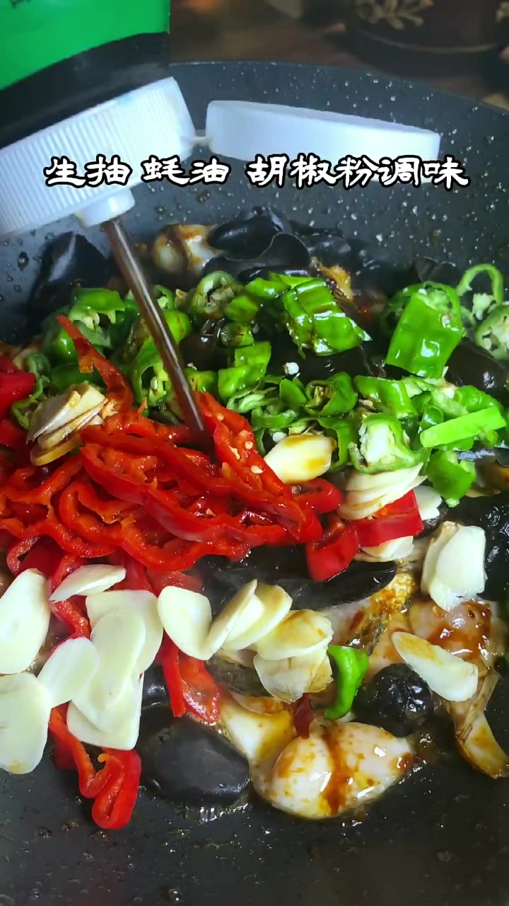 隔壁老王在微山湖捉的小黑鱼,让我做个家乡菜,辣炒金钱鱼!