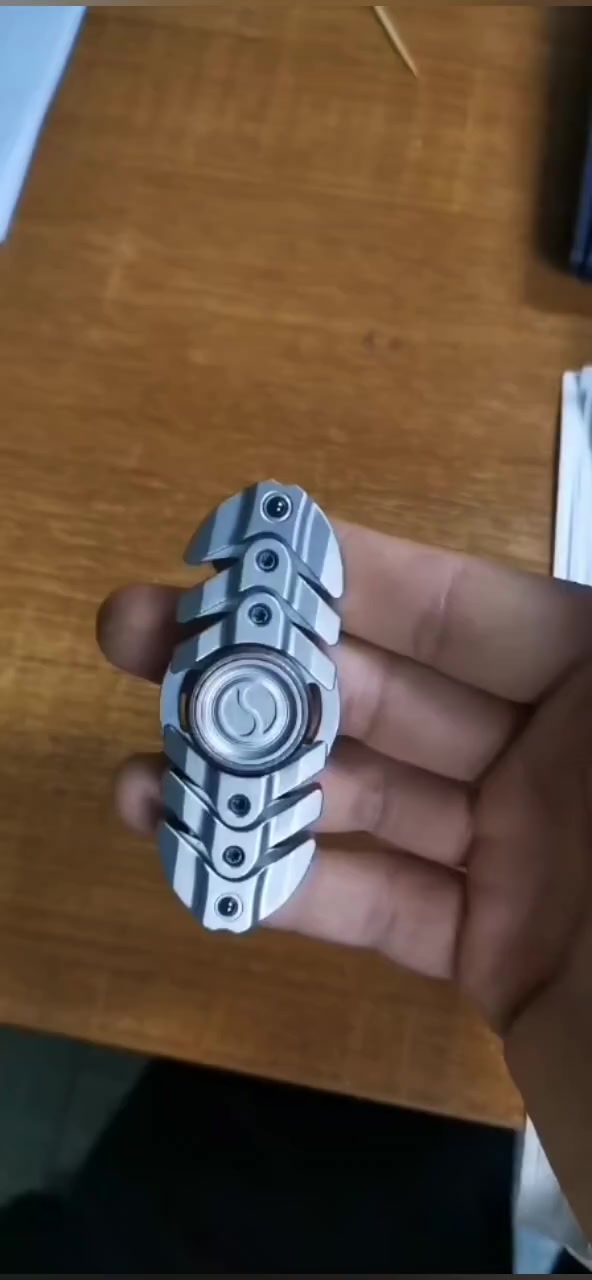 黑镜子作品「鱼骨」原创软体结构 哈哈 创意无限 这个还只是一个打样版本