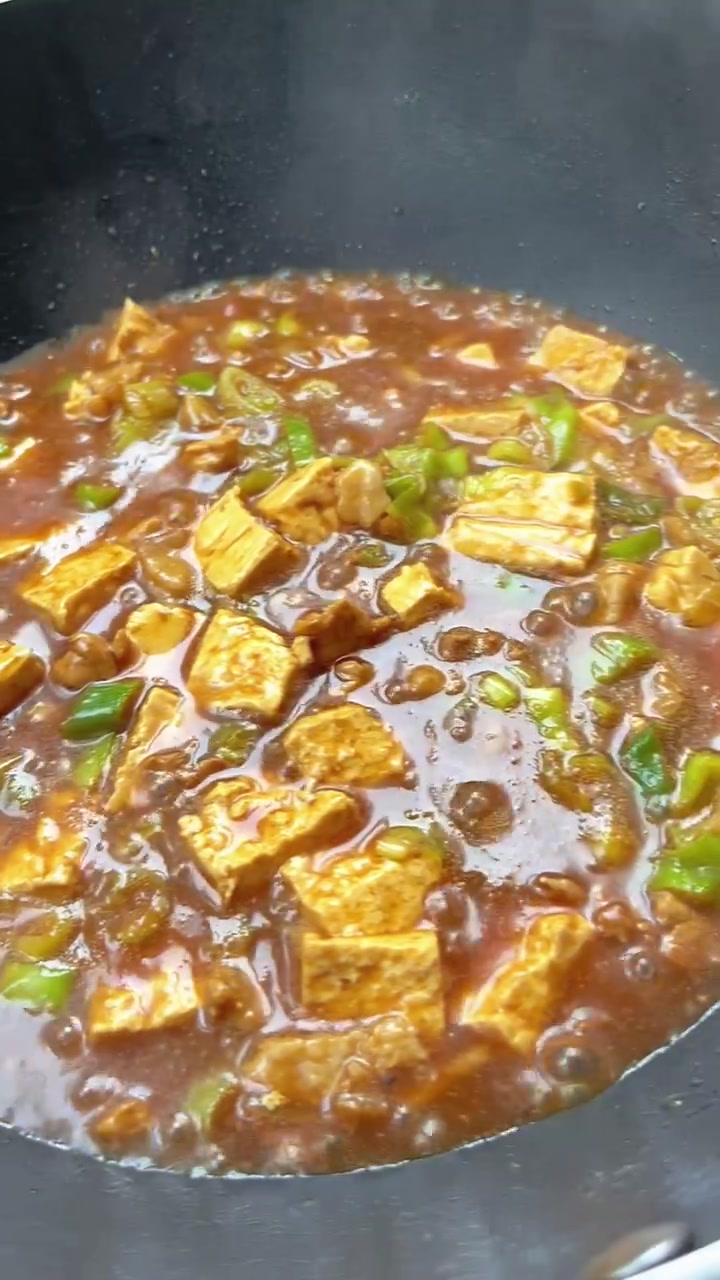 这是上个视频教大家点的卤水老豆腐。自己做的豆腐,耐煮耐炖,炒菜,做汤都好吃