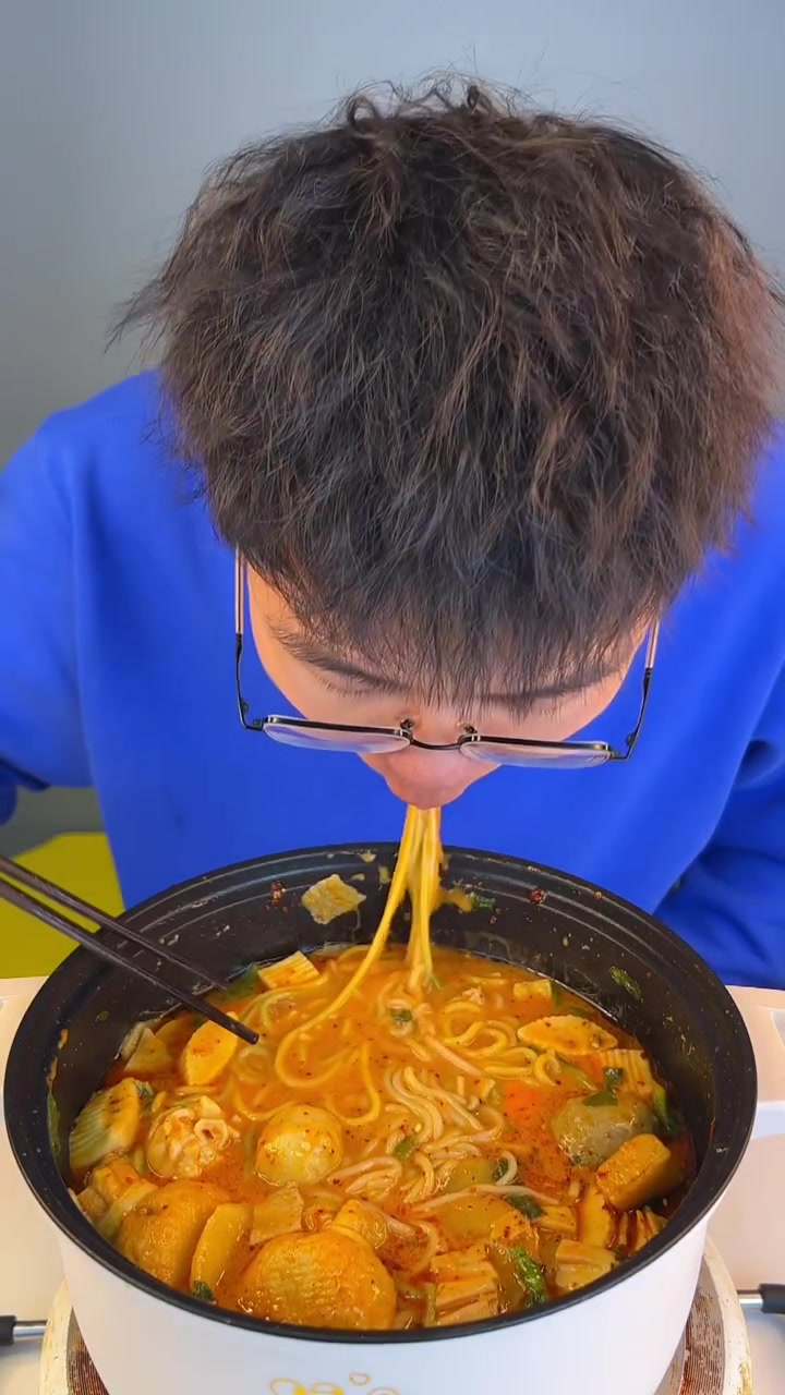 最近很火的李海龙麻辣烫到底好不好吃?