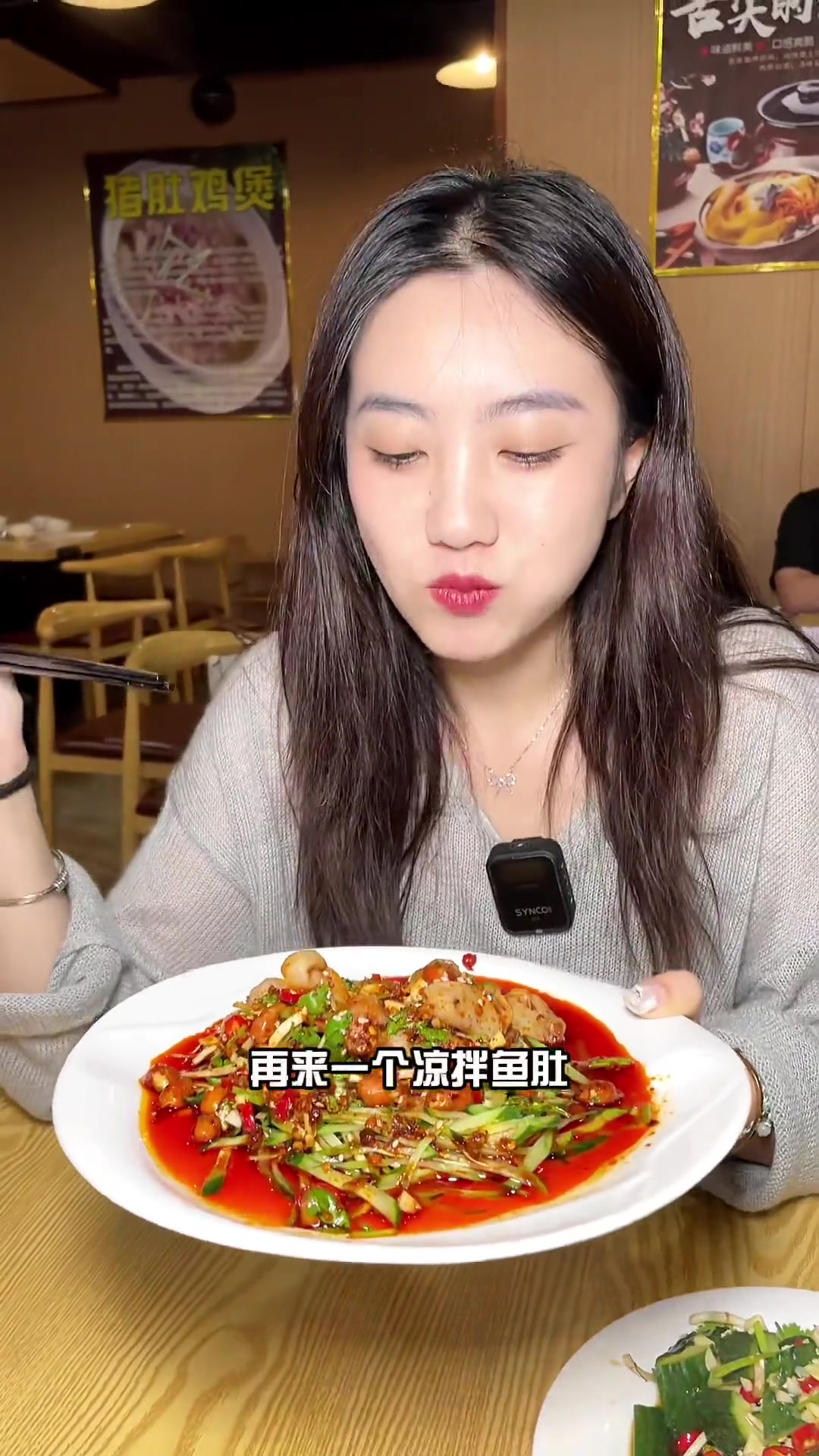 下雨滴答都要去吃的猪肚鸡～还是我喜欢的乌骨鸡诶～加上浓浓的汤料C养胃～快和我一起来吃猪肚鸡