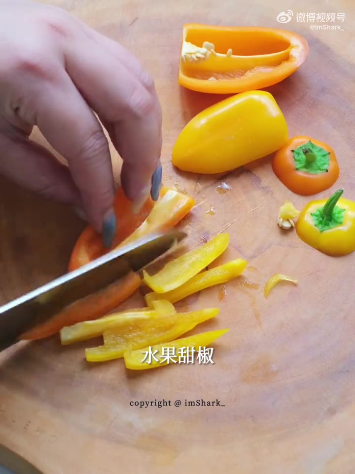 兜兜转转又周一,用一碗金枪鱼牛油果波奇饭为自己打打气。金枪鱼和牛油果搭配起来有着丰富的口感