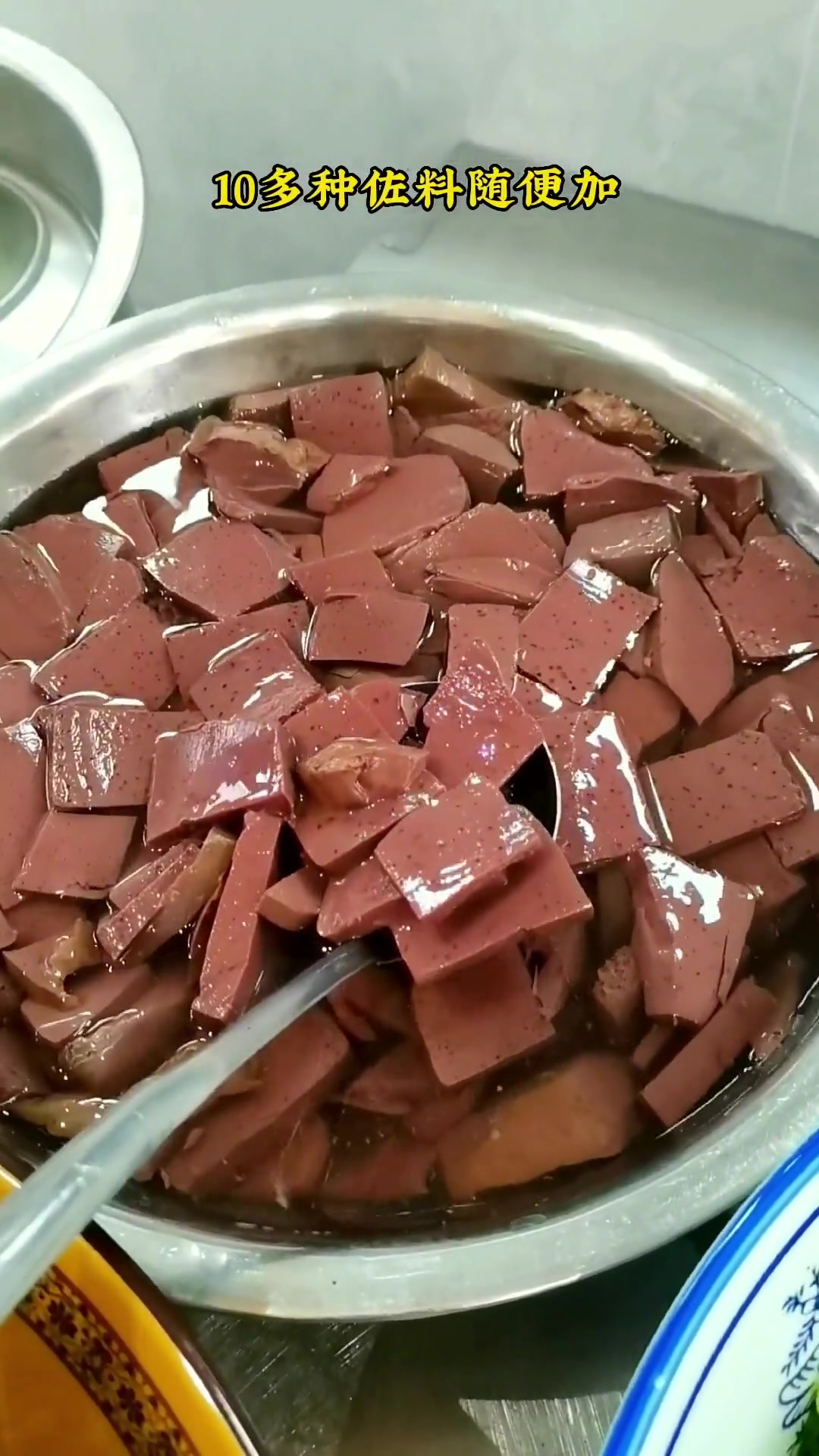 第53集|云南 弥勒 地方特色美食,羊肉汤锅,装米线的碗跟盆一样大,汤鲜味美,选用本地山羊