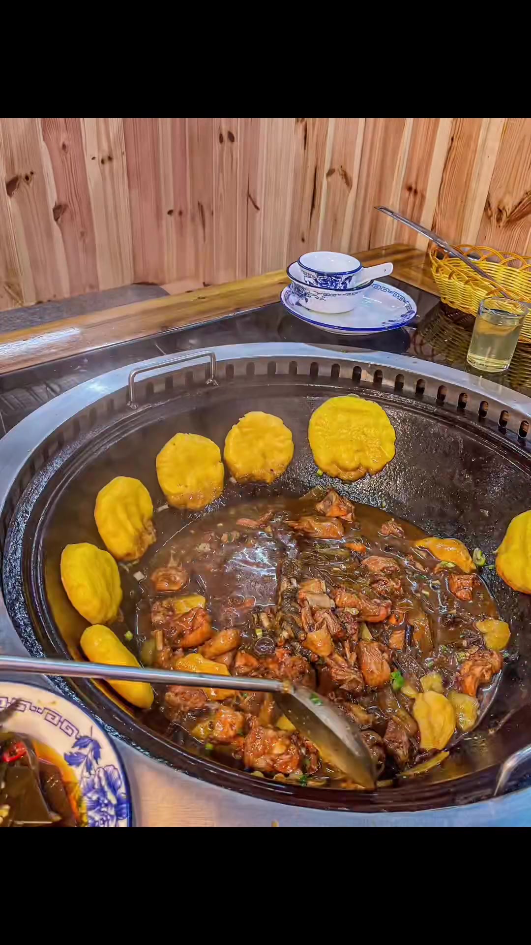128安排铁锅炖|有鸡有排骨有玉米饼子!这家绝特好吃 铁锅炖 地锅炖大灶台 大锅贴饼子做法