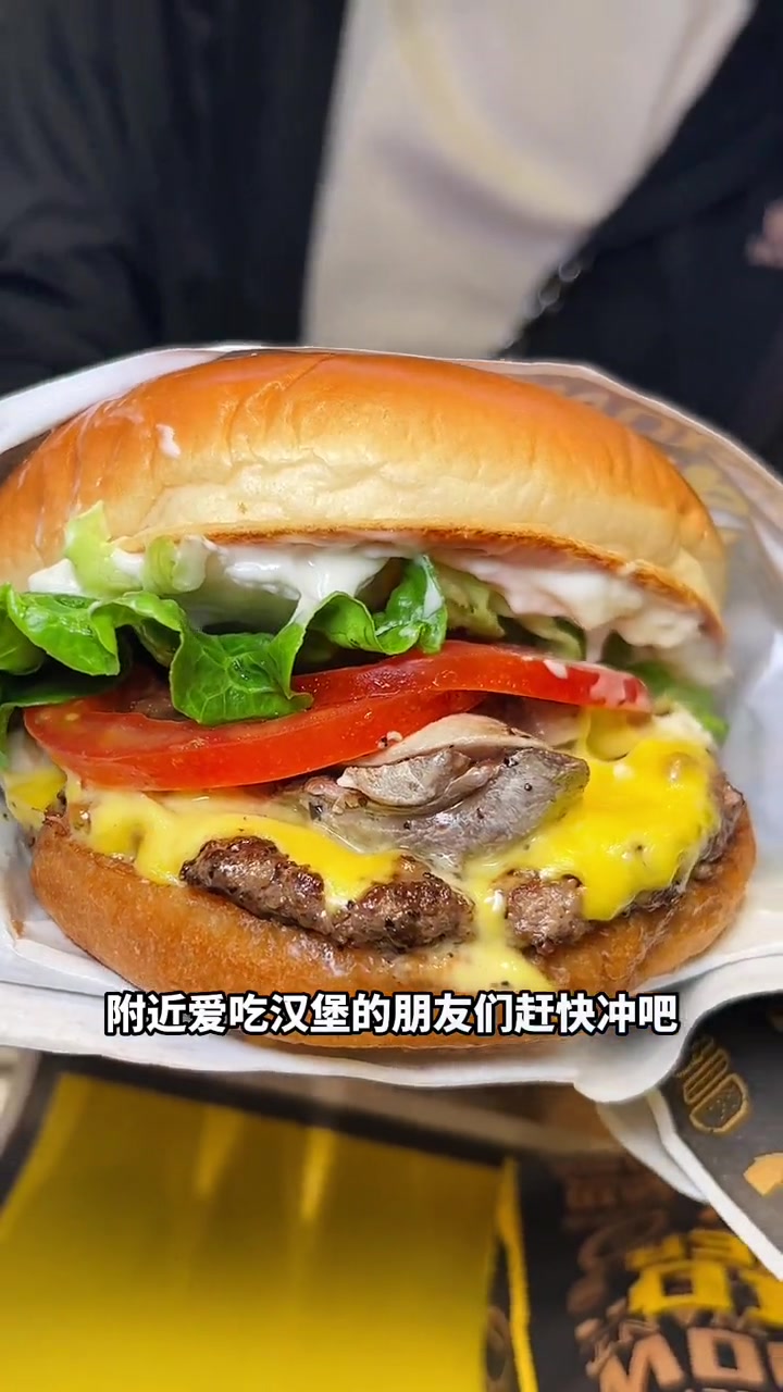 这个汉堡不好吃你来抽我大耳刮子,我亲眼看他们压肉饼煎肉饼做出来的,比那些肯麦王好吃多了。美