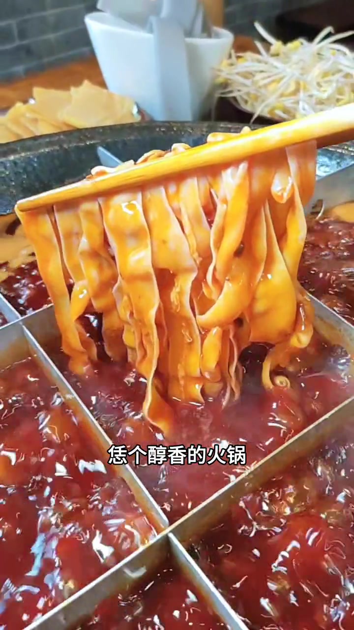 没有什么是一顿火锅解决不了的,菜品丰富又新鲜。味道也巴适哟!特色火锅 正宗重庆老火锅店推荐