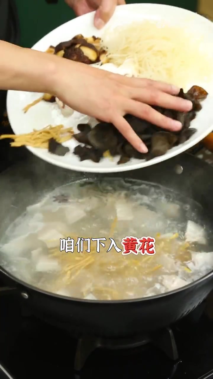 厨艺教程 美食时刻  每天发愁吃什么?那您试试这个老北京打卤面,爽滑的面条配上浓郁的卤子,
