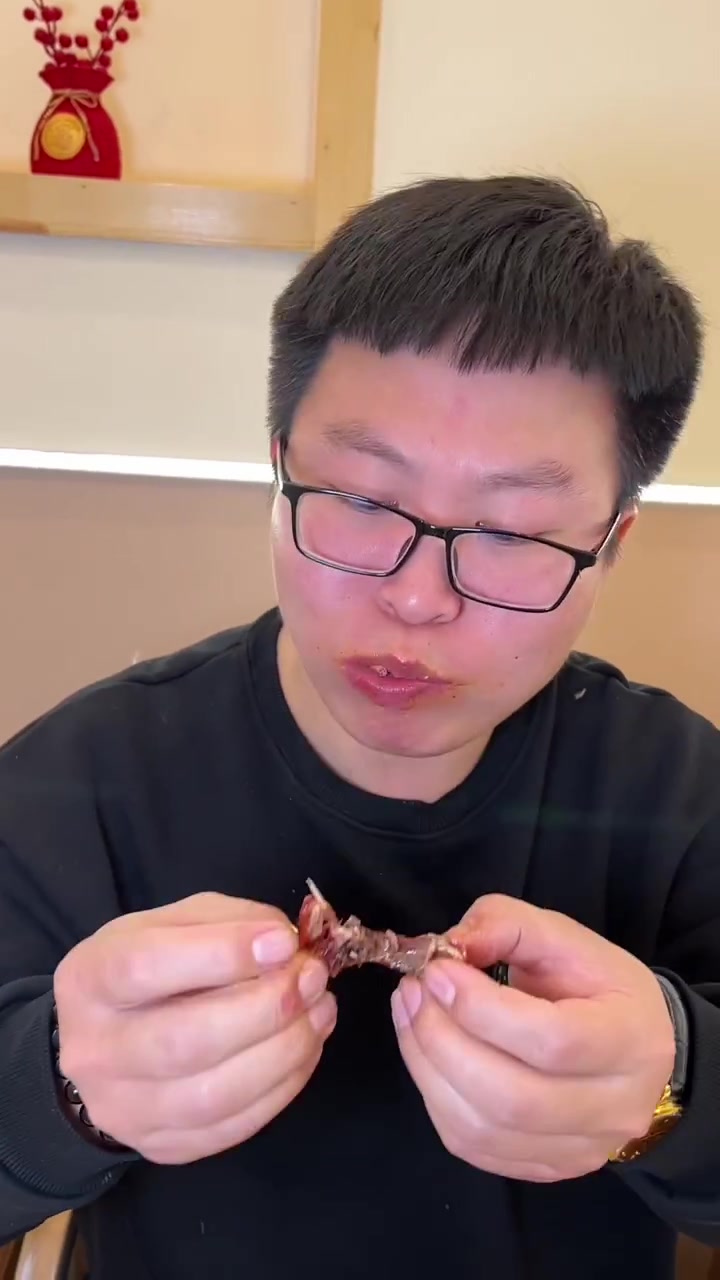 桦南一百元串年开盲盒,猪肉牛肉串肚锅一点毛病都没有,尤其是这个猪蹄惊艳到我了!