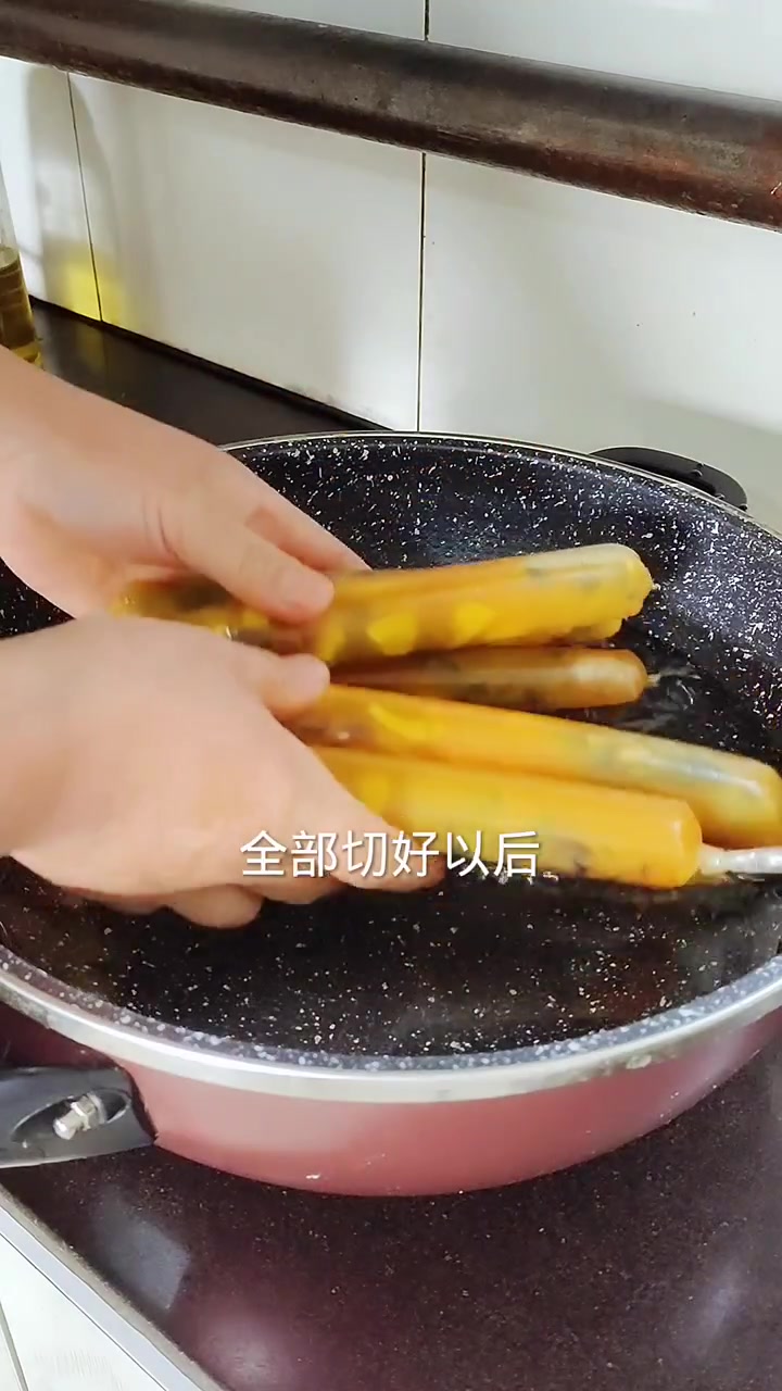 不放火腿的松花蛋肠那也是Q弹细腻嘎嘎好吃,透明肠衣小黄车有货需要的姐妹去拍吧