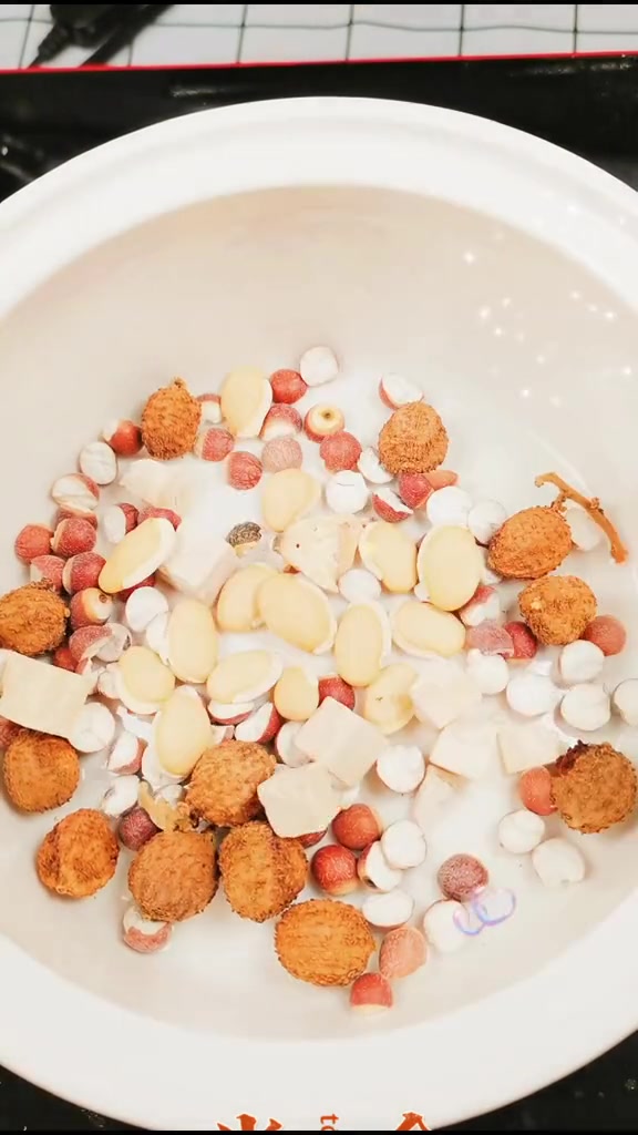 胃纳差喝点简单健脾去湿养胃汤,有陈皮和春砂仁香,肉的鲜甜。美食 养生 喝出好气色 煲汤