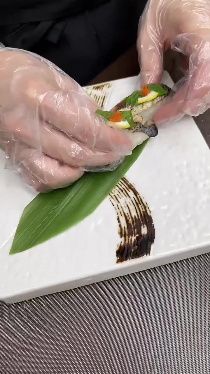 醋青鱼很多人说难吃,其实是你方法没有做对,我来教你做炙烤醋青鱼寿司,好吃开胃,吃了一个又想