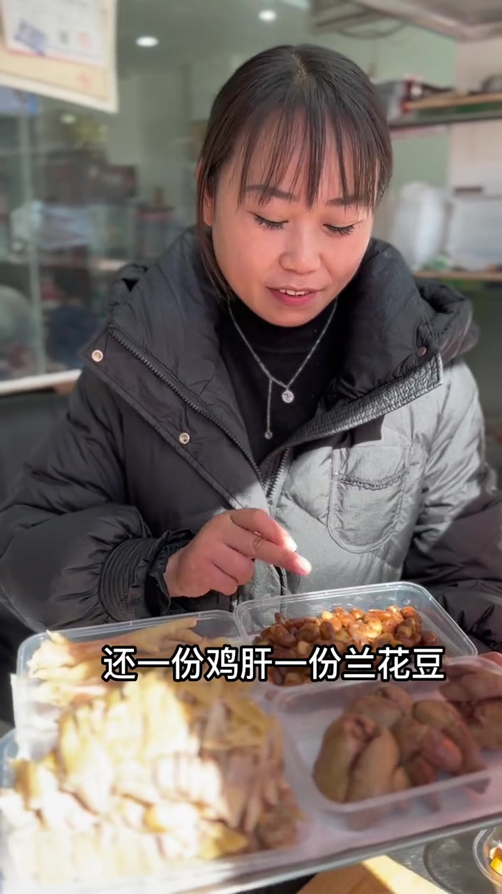 福来兴桶子鸡的价格,真的是经济实惠好吃还不贵。39.9两三个人当下酒菜也是怪得劲 好店推荐